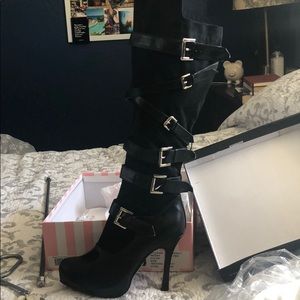 Leg avenue. Black knee high costume boots.